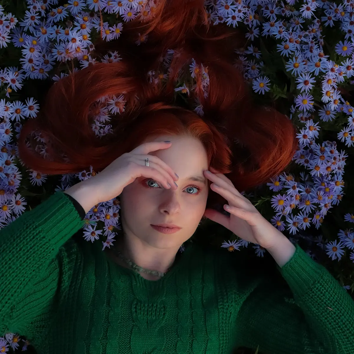 Modelka zatopiona w kwiatach